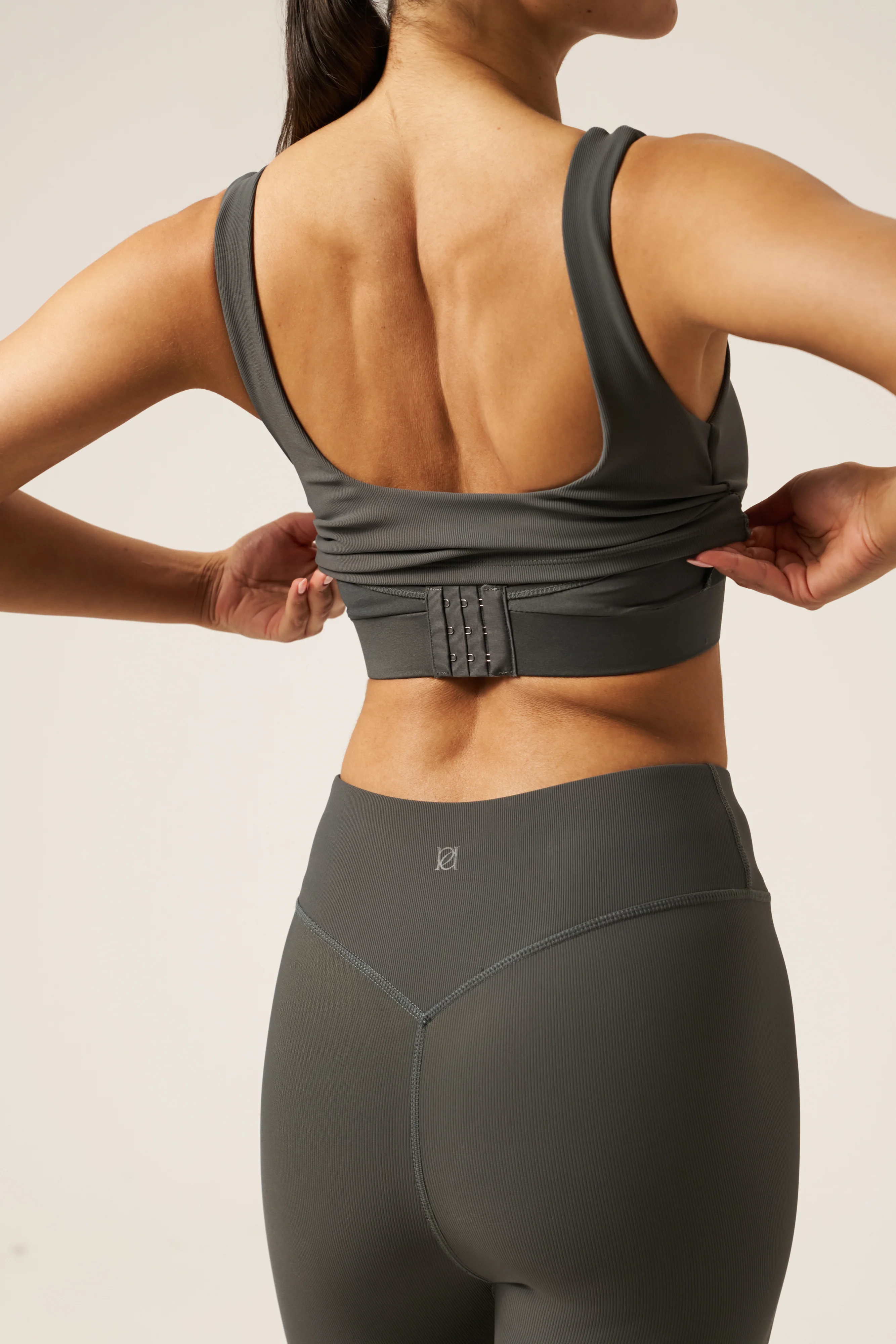 The Sculpt Built In Sports Bra - Graphite - Image 4